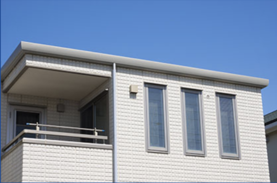 外壁を白一色に変えてスッキリに。