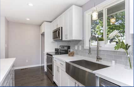 小スペース活用の壁付けキッチン